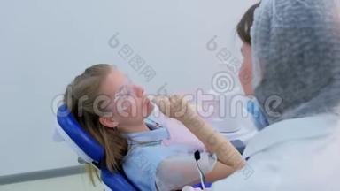 牙医听病人说她的牙齿刷牙清洁问题。