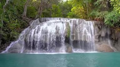 放大视频埃拉万水下降二楼，热带雨林在斯利那卡林大坝，Kanchanaburi，泰国。 美丽的水