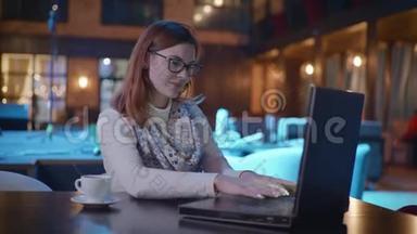 工作上的成功，一个充满激情的女孩在电脑在线远程工作，并在情感上享受