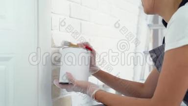 女人的手`用一面刷砖墙画的特写