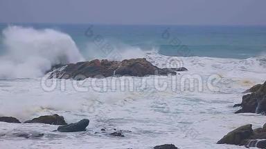 在多云的一天里，地中海上<strong>掀起</strong>巨浪，西班牙科斯塔布拉瓦靠近圣安东尼德卡隆盖村。 慢镜头