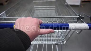 一个超市里的人正从柜台旁的篮子经过。 在超市购物