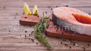 生的，<strong>新鲜</strong>的<strong>三文鱼</strong>牛排放在石板和香料周围。 健康食品概念