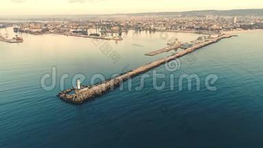 <strong>灯塔</strong>和日落时的海港，鸟瞰保加利亚瓦尔纳