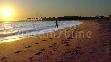 女人在海滩海边慢跑，日出