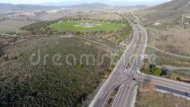 绿色山谷中小路旁的社区公园棒球运动场的空中俯视图