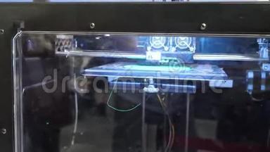 在现代技术展览会上工作的<strong>全自动</strong>三维打印机。