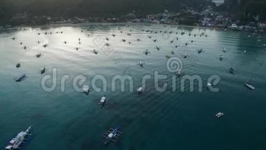 菲律宾巴拉望的ElNido海滩和船。 早上海滩和海景背景。 非常受欢迎的观光场所