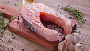 生的，新鲜的三文鱼牛排放在石板和香料周围。 健康食品概念