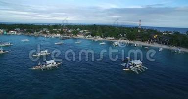 菲律宾宿务马拉帕斯卡岛海滨的Logon海滩和船。 背景十四中的苏鲁海、船和美丽海景