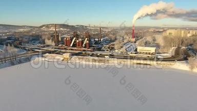 冬天，苏联在尼兹尼塔吉尔被摧毁的工厂。