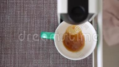 关闭制作浓缩咖啡的顶部视图。 <strong>全自动</strong>胶囊咖啡机或咖啡机，在家里用薄荷汁倒咖啡