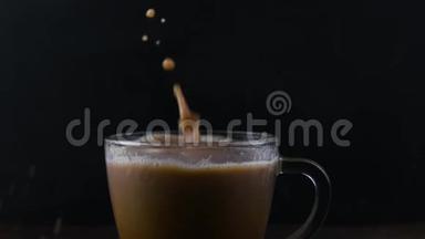将糖粉倒入可可，咖啡缓慢运动。 高清高清