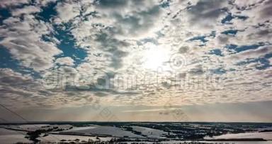 美丽的阴天在冬天，冬天的时间流逝。 天空4K云天气自然云蓝色天空4K太阳