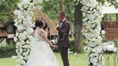 快乐新娘念<strong>结婚誓言</strong>.. 新娘在婚礼上宣誓新郎。 新郎新娘站在一起