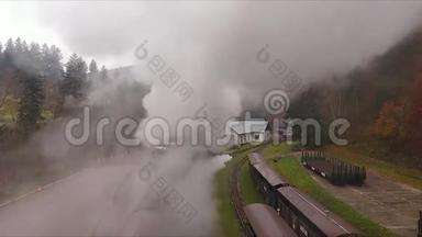 从山上火车站的老火车的烟雾中鸟瞰
