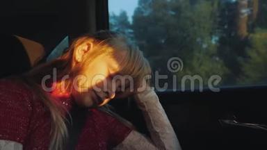 儿童乘客在汽车后座打瞌睡