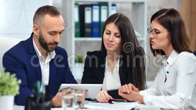 两名微笑的女员工用平板电脑<strong>展示</strong>营销研究<strong>数据</strong>