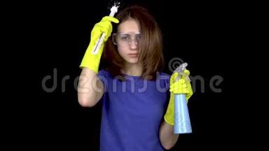 一个年轻的女人用马桶刷梳头发。 戴安全眼镜和带清洁工具手套的女人