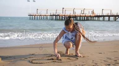 少女裙画在海边的沙滩上。
