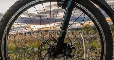 在夕阳下，摄像机沿着自行车移动，美丽的景观，<strong>时间流逝</strong>，过度<strong>流逝</strong>