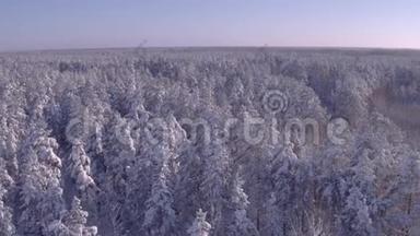 森林中冬季道路的航拍<strong>照片</strong>.. 车辆交通、直升机<strong>飞</strong>行