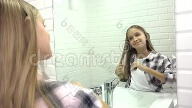 孩子在镜子里梳头，孩子在浴室里梳头，金发女孩梳头