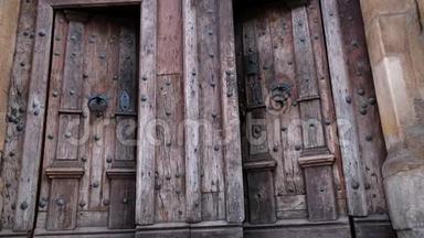 中世纪天主教<strong>教堂</strong>用金属把手<strong>关闭</strong>两扇旧木门。