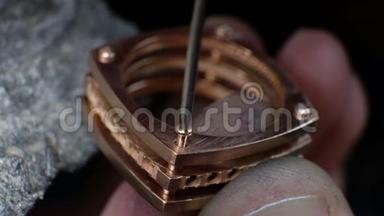 手工珠宝制作。 戒指修理。 把钻石放在戒指上。 一次宏观射击。 工匠制作钻石戒指。