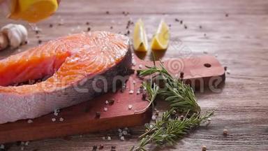 生的，<strong>新鲜</strong>的<strong>三文鱼</strong>牛排放在石板和香料周围。 健康食品概念