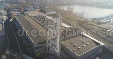 现代化工厂里的烟囱管道，现代化工厂附近的一个高管道，现代化工厂的俯视图