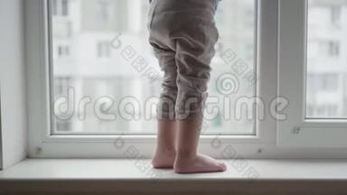 生命危险，孩子们的<strong>脚踩</strong>在窗台上，危险的小男孩站在窗户附近