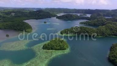 科罗岛的鸟瞰图。 许多绿色小岛。 带有五颜六色珊瑚礁和热带泻湖的海景。 <strong>帕劳</strong>XX