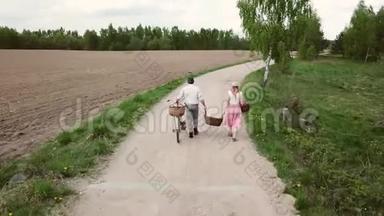 一对带着自行车的农民一路上提着柳条篮子。