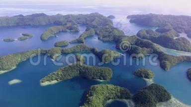 科罗岛。 许多绿色小岛。 帕劳海相带，珊瑚色丰富，热带泻湖三期