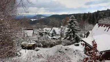 美丽的雪景，看起来像<strong>童话</strong>，木<strong>屋</strong>被雪覆盖，群山在后面