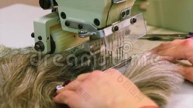 在缝纫机上缝制<strong>假发</strong>，女人会生产<strong>假发</strong>