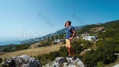 快乐的徒步旅行者站在<strong>山崖</strong>边缘，天空和海洋背景和上升的手。
