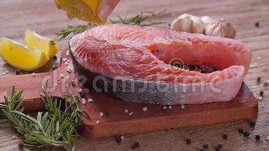 海鲜和烹饪理念.. 新鲜的生三文鱼排和香料