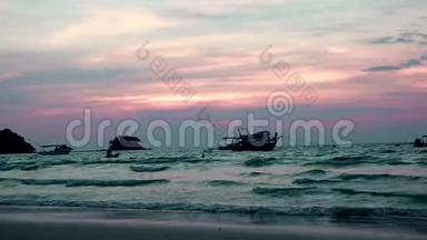 晚上的海浪。 水来了。 在汹涌的波涛中，一个人皮划艇的轮廓。 船剧烈摇晃. 天空是淡红色的