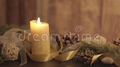 用点燃的<strong>蜡烛</strong>、<strong>松枝</strong>、天然的松果、金色的缎子和白色的风琴，点燃的火焰，把圣诞节的环境关上