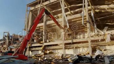 高挖机破碎机破坏旧曲棍球体育场立柱