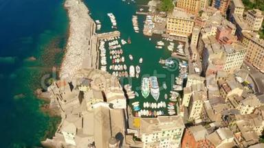 卡莫格利港的<strong>鸟瞰</strong>图。 意大利利古里亚海滩附近五颜六色的<strong>建筑</strong>。 从上面看船上和