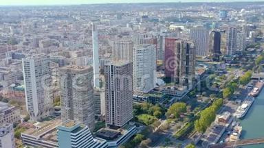 法国巴黎-2019年5月：空中无人机<strong>观摩</strong>登建筑区在塞纳河畔市中心。