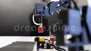 工业机器人手臂机器人机械手移动立方体模型。
