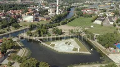 克莱佩达，立陶宛-2019年7月：丹恩河岸和小<strong>公园</strong>附近的老城市中心克莱佩达的空中景色。