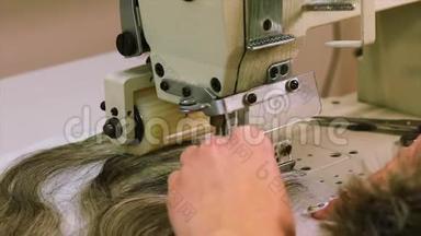 假发制造过程中，女人收集假发。 假发装配特写