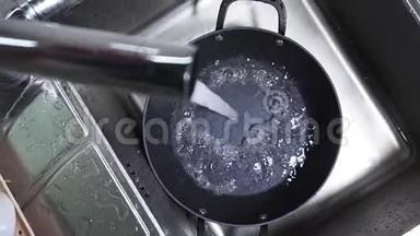 自来水流入水槽中的水被倒入锅中特写，镜头移动