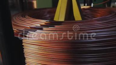 电缆厂内缠绕铜电缆的特写.. 电缆制造