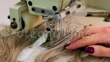 在缝纫机上缝制假发，女人会生产假发